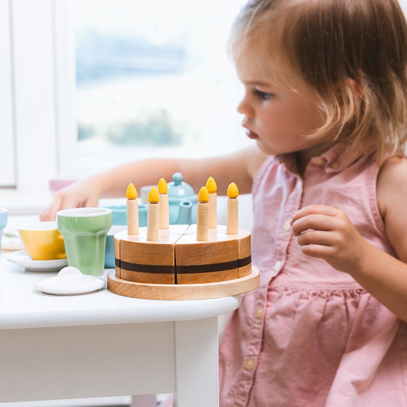 Träfödelsedagstårtleksak: Lönn och valnöt, lekrumskalas med ljus bild 1