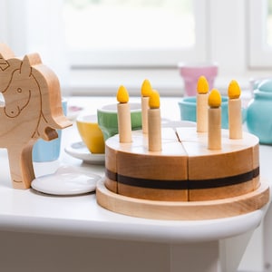 Träfödelsedagstårtleksak: Lönn och valnöt, lekrumskalas med ljus bild 3