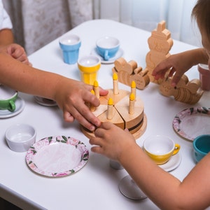 Träfödelsedagstårtleksak: Lönn och valnöt, lekrumskalas med ljus bild 5