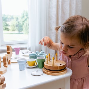 Träfödelsedagstårtleksak: Lönn och valnöt, lekrumskalas med ljus bild 6