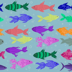 Puede incluir: Un patrón repetitivo sobre un fondo azul claro que presenta varios peces en múltiples colores, incluyendo verde, rosa, amarillo, morado, naranja y azul. Los peces muestran diversas texturas, rayas y patrones, intercalados con pequeños círculos blancos.