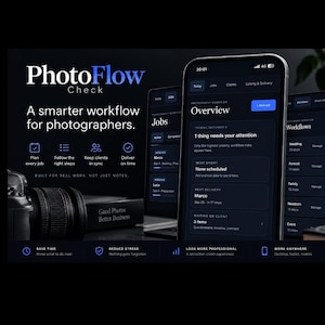 Può includere: Un display digitale che mostra l'interfaccia PhotoFlow Check per fotografi, caratterizzato da un tema scuro con testo bianco. Lo schermo presenta una panoramica di lavori, flussi di lavoro e attività dei clienti, accanto a un obiettivo.