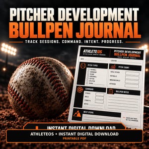 Op de afbeelding: Een honkbal met rode stiksels ligt naast een wit papieren formulier getiteld Pitcher Development Bullpen Journal. Het formulier bevat secties voor worptypes, worpaantal, commando, bullpen-notities en volgende stappen in zwarte en oranje tekst.