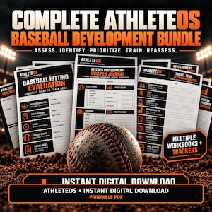 Op de afbeelding: Een verzameling AthleteOS honkbalontwikkelingswerkboeken en trackers, waaronder een honkbal-slag-evaluatie, een werper-ontwikkelings-bullpen-journaal en een werkboek voor reisteambeslissingen, met een honkbal op de voorgrond.