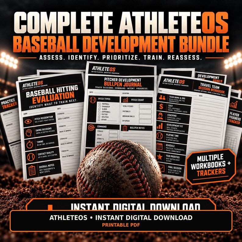 Op de afbeelding: Een verzameling AthleteOS honkbalontwikkelingswerkboeken en trackers, waaronder een honkbal-slag-evaluatie, een werper-ontwikkelings-bullpen-journaal en een werkboek voor reisteambeslissingen, met een honkbal op de voorgrond.
