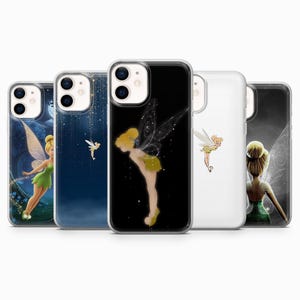 Peut inclure: Cinq coques de smartphone transparentes présentant diverses illustrations d'une fée blonde ailée. Les motifs incluent une forêt sombre, un ciel étoilé, un fond noir uni, un fond blanc uni et une vue forestière en niveaux de gris.
