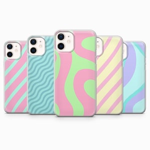 Puede incluir: Cinco fundas para smartphone dispuestas en fila, cada una con un patrón pastel distinto. Los diseños incluyen rayas diagonales en rosa y menta, líneas azules onduladas, grandes remolinos rosas y verdes, rayas diagonales amarillas y rosas, y ondas moradas sobre azul.