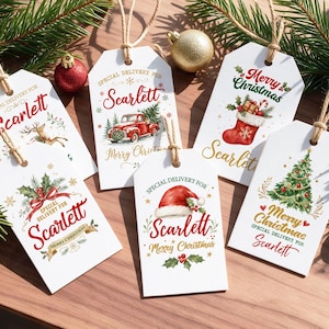 Pode incluir: Seis etiquetas de presente retangulares brancas com laços de juta, cada uma com ilustrações festivas de Natal, incluindo um caminhão vermelho, gorro de Papai Noel, meia e árvore, com o nome Scarlett e o texto Special Delivery For Merry Christmas.