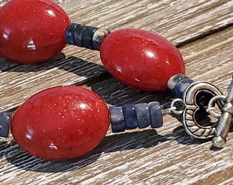 Trendy acrylkralen met blauwe lapis-steen armband met hartvormige schakelsluiting