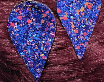 BOUCLES D'OREILLES : Boucles d'oreilles en argent sterling de style larme en cuir scintillant bleu pailleté multicolore
