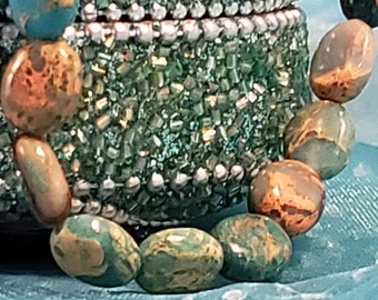 SET: Bracciale elastico multicolore con perline in pietra di diaspro imperiale e orecchini forati