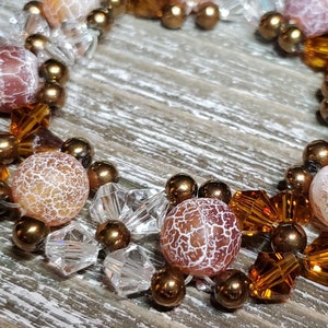 Bracciale con pietre preziose in agata di fuoco: cristalli Swarovski e perline in ottone