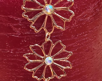 BRACELET: Simple But Elegant Gold Flower Link Style Chain Bracelet with a Crystal Jeweled Center