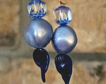 Orecchini pendenti con perline di vetro blu: fili per orecchini in oro rosa