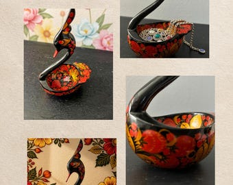 Cuenco de madera Khokhloma vintage con forma de cisne, plato decorativo lacado de arte popular ruso pintado a mano, diseño de fresa roja, dorada y negra, decoración de mesa eslava.