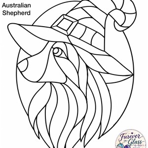 Puede incluir: Un patrón de arte lineal en blanco y negro de un pastor australiano con un sombrero de bruja. El texto dice Halloween Australian Shepherd y Pattern created by Furever in Glass by Anna. Every piece includes a heart to symbolize the love that never leaves.