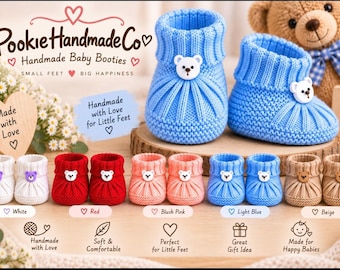 Puede incluir: Una colección de patucos para bebé hechos a mano en blanco, rojo, rosa palo, azul claro y beige. Cada par presenta un puño acanalado y un pequeño botón con forma de oso. La imagen incluye el texto PookieHandmadeCo y Handmade Baby Booties.