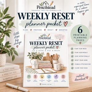 Puede incluir: Un paquete de planificador Weekly Reset con 6 páginas imprimibles. La portada muestra una jarra blanca, utensilios de madera, una taza y un cuaderno. El texto incluye Pencilstead, Weekly Reset planner packet, Plan, Prepare, Reset, Breathe y 6 printable planning pages. Enumera pasos como plan your week, plan your meals, shop intentionally, reset your home, clean a little each day y clear your head.