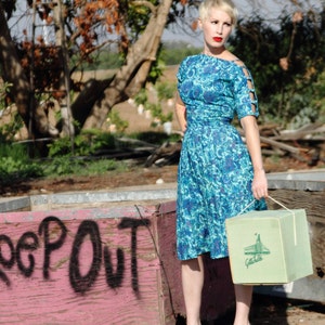 Vestido do final dos anos 1950 com estampa floral inovadora e design de ombros abertos.