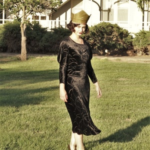 1930s black velvet burnout gown bias cut with gusseted sleeves Med image 3