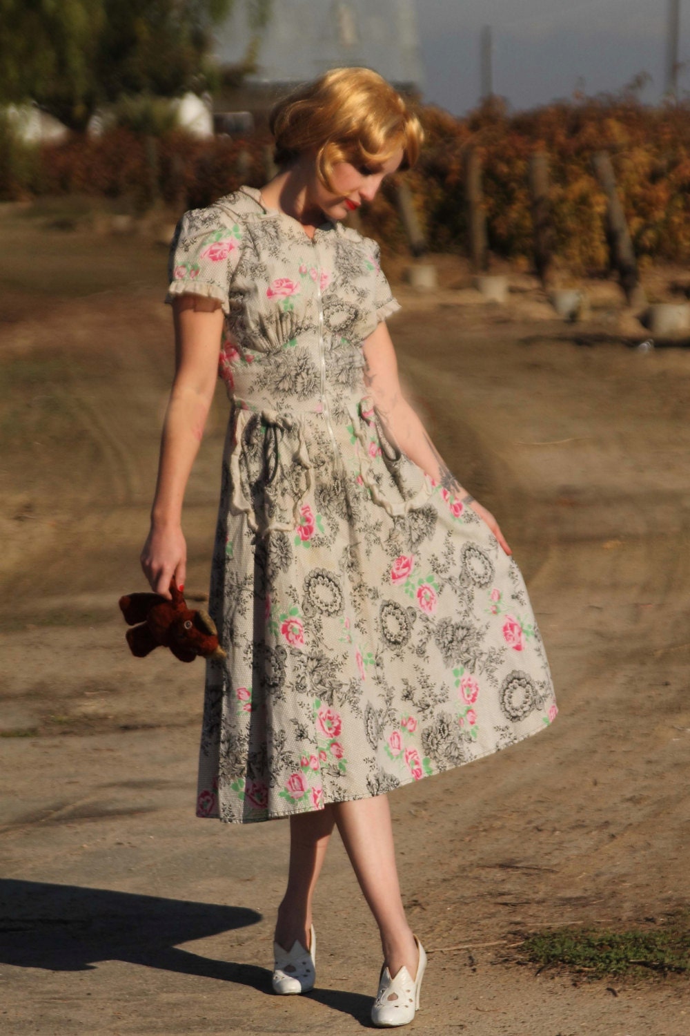 Romantic 1930s novelty print day dress, unique pockets, faux netting and rose pattern