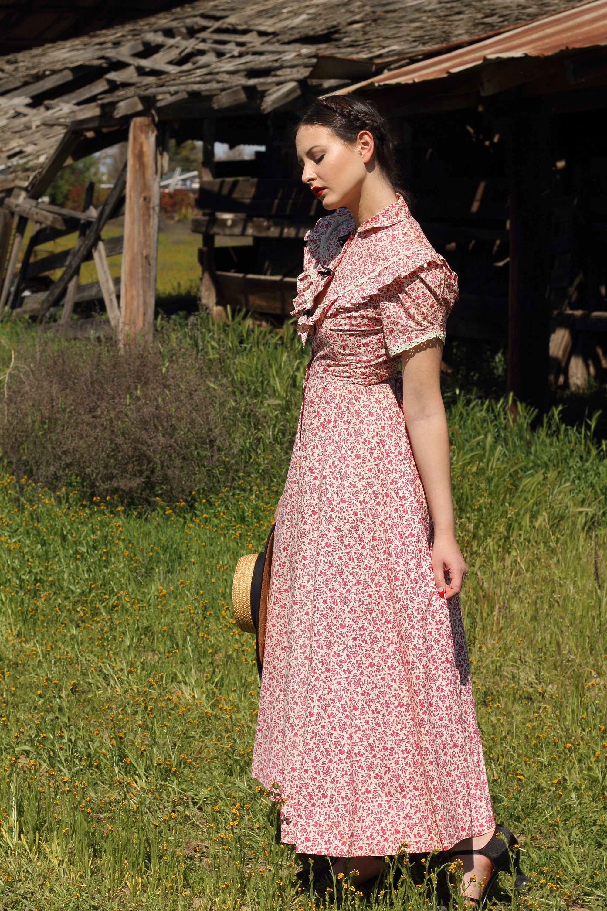 1940s feedsack, novelty print, house dress, floral print, puff sleeves.