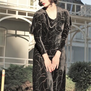 1930s black velvet burnout gown bias cut with gusseted sleeves Med image 10
