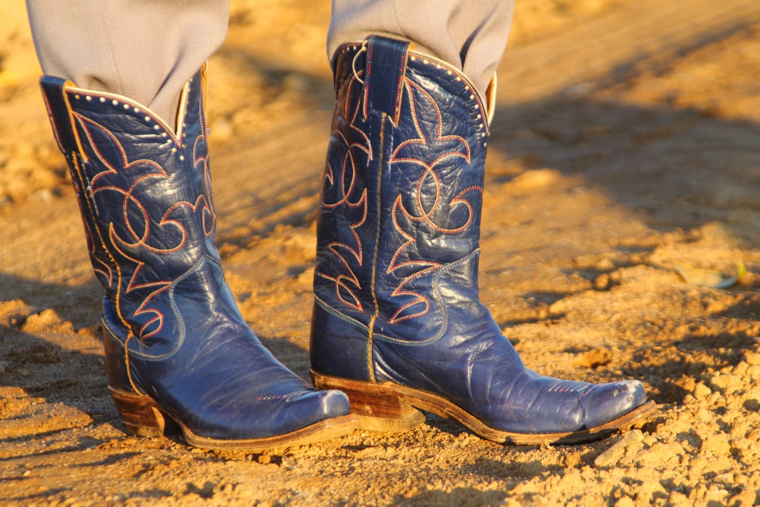 Early 1950s Hyer cowboy boots royal blue leather with red white stitching snip toe dot cut outs white trim 7.5