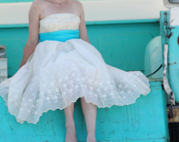 Beautiful strapless 1950s turquoise & white party dress with embroidered flowers prom