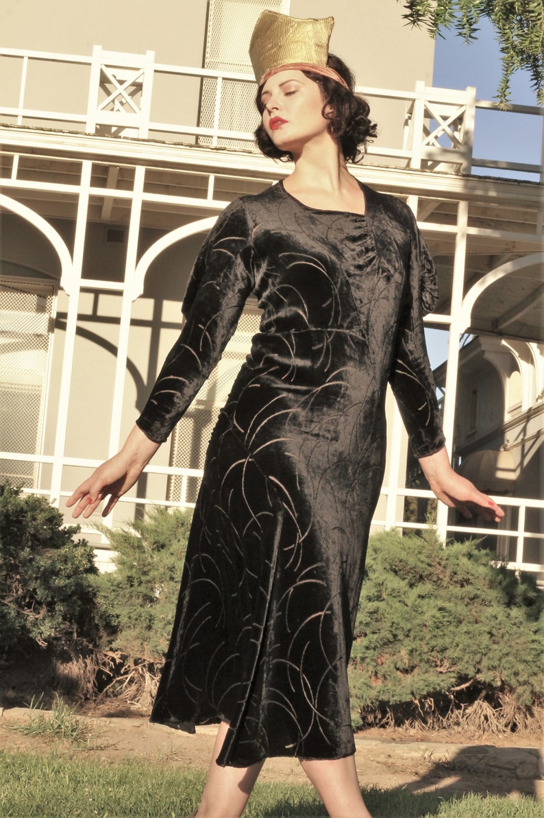 1930s black velvet burnout gown bias cut with gusseted sleeves Med image 2