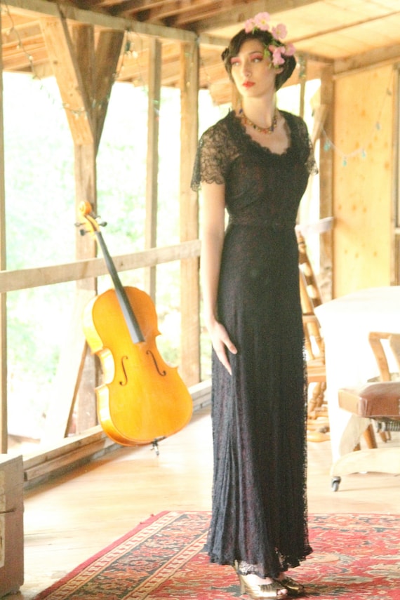 Elegant 1930s gown in dark navy blue lace with sli