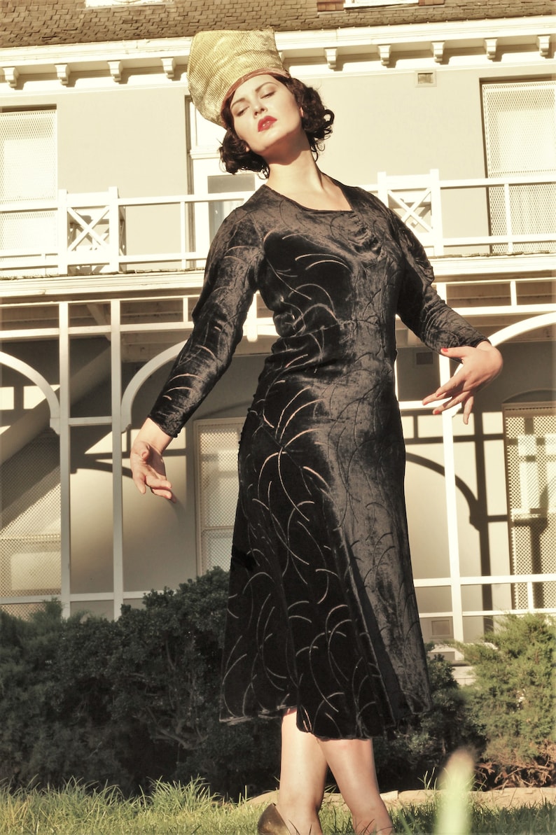 1930s black velvet burnout gown bias cut with gusseted sleeves Med image 4