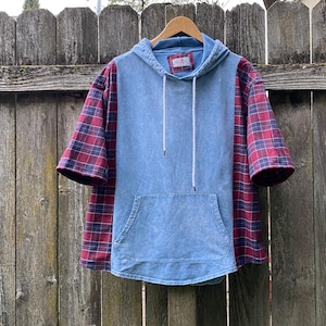 パッチワークアップサイクルパーカー、サステナブルサマートップ、スローファッション、半袖チェックシャツ