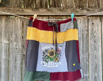 Saia patchwork com abelhas, feita em malha de algodão ecológica com cintura ajustável.