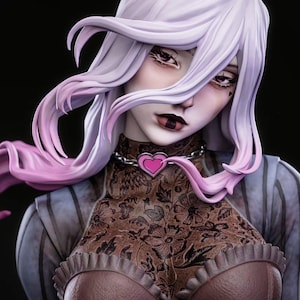 Può includere: Una statuetta dalla pelle pallida e lunghi capelli ondulati color viola chiaro. Il personaggio indossa un top marrone con motivo floreale, un corsetto marrone scuro con bordi arricciati e una catenina d'argento con un ciondolo a cuore rosa.