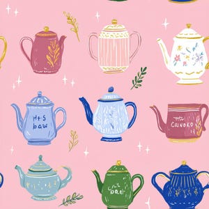 Peut inclure: Un motif répétitif sur fond rose représentant divers théières illustrées dans des tons magenta, bleu clair, blanc et vert. Les théières ont des formes variées, certaines avec des détails floraux ou rayés et des textes comme HfS baw et Cainoko.