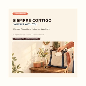 Può includere: Un elenco di prodotti digitali intitolato ALMA DOMINICANA SIEMPRE CONTIGO / ALWAYS WITH YOU, contenente 48 bigliettini d'amore bilingue tascabili. L'immagine mostra una borsa in tela beige e blu navy, un portapranzo in legno e un vaso di fiori.