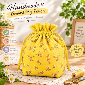 Op de afbeelding: Een geel trekkoordzakje met een herhalend bloemenpatroon van kleine oranje en witte bloemetjes. De stoffen tas heeft een geplooide sluiting aan de bovenkant met bijpassende gele koorden. De tekst op de afbeelding luidt Handmade Drawstring Pouch.