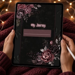 Può includere: Uno schermo di tablet digitale che mostra uno sfondo scuro e strutturato decorato con rose rosso scuro e nere. Il testo "My Journey" è scritto in un carattere gotico sopra un riquadro rettangolare con una linea orizzontale per scrivere.