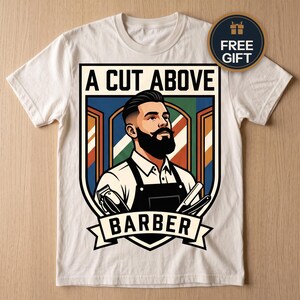 Könnte beinhalten: Ein cremefarbenes T-Shirt mit einem Grafikdruck eines bärtigen Barbiers, der eine Schürze trägt und einen Haarschneider sowie ein Rasiermesser hält. Das Design enthält den Text A CUT ABOVE und BARBER in einem schildförmigen Emblem.