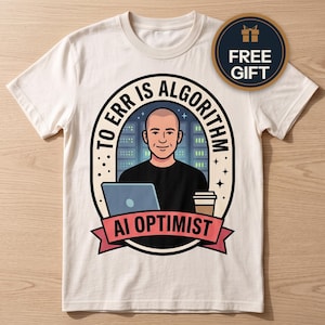 以下が含まれることがあります： クリーム色のTシャツで、サーバーラックの前でノートパソコンとコーヒーカップを前にした人物のグラフィックが描かれています。テキストには「TO ERR IS ALGORITHM」および「AI OPTIMIST」と書かれています。右上の円形のバッジには「FREE GIFT」と記されています。