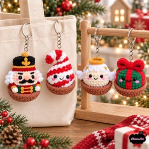 Peut inclure: Quatre porte-clés en crochet représentant des personnages de Noël : un casse-noisette, un tourbillon de sucre d'orge, un ange avec une auréole et un cadeau vert avec un nœud rouge. Chaque figurine repose dans un petit panier en crochet marron.