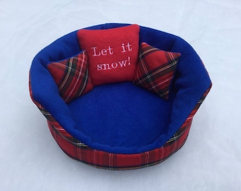 Christmas tartan pet couch and up to 3x pillows (one can be personalised). 8”, 10”, 12”, 14”, 16” or 18” diameter. Choice of fleece colours.