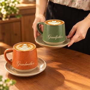 Personlig mormor morfar muggset, graverade stengods kaffekoppar (keramik)