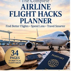 Może przedstawiać: Cyfrowy przewodnik pod tytułem The Complete Airline Flight Hacks Planner od BlueHazeStudio. Okładka przedstawia biały samolot na pasie startowym, paszport, kapelusz oraz tekst informujący o 34 stronach praktycznych porad, inteligentniejszym planowaniu, oszczędzaniu, dalszych podróżach i maksymalnym wykorzystaniu każdej wycieczki.