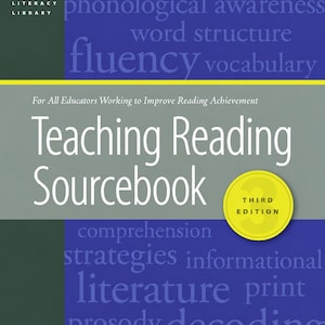 Op de afbeelding: Het Teaching Reading Sourcebook Third Edition is een blauw en grijs educatief boek. De kaft bevat de tekst CORE Literacy Library, For All Educators Working to Improve Reading Achievement en diverse termen over geletterdheid.
