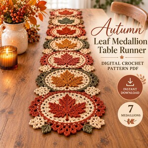 Puede incluir: Un camino de mesa de ganchillo con siete medallones circulares, cada uno con una hoja de arce central en tonos rojos, naranjas, amarillos y verdes. El camino está hecho con hilo color crema e incluye el texto: Autumn Leaf Medallion Table Runner, Digital Crochet Pattern PDF, Instant Download, 7 Medallions.