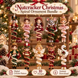 Pode incluir: Uma coleção de dez enfeites de Natal de crochê com personagens como quebra-nozes, fada, rei rato, bailarina, príncipe, tamborileiro, anjo, rena e cisne. Cada figura tem uma base em espiral. O texto diz Nutcracker Christmas Spiral Ornament Bundle.