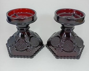 2 Bases para lámparas de huracán de cristal rojo rubí de la colección Cape Cod de Avon 1876 o portavelas