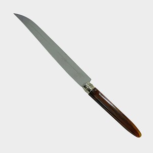 Puede incluir: Un cuchillo largo de acero inoxidable con mango marr&oacute;n y detalles plateados. La hoja es afilada y angulada, y el mango es de color marr&oacute;n oscuro. El cuchillo est&aacute; dise&ntilde;ado para cortar y rebanar.